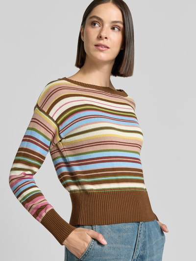 Frauenmodel trägt gestreiften Loose Fit Pullover aus reiner Baumwolle Modell 'ZINNIA' von Weekend Max Mara, pastellige Farben, Nahaufnahme Oberkörper, Damen Pullover von Weekend Max Mara