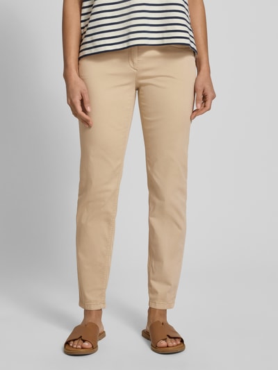 Frauenmodel trägt Hose mit elastischem Bund und Eingrifftaschen von Luisa Cerano aus Baumwoll-Elasthan-Mix in Beige, Regular-Fit, Nahaufnahme Unterkörper.