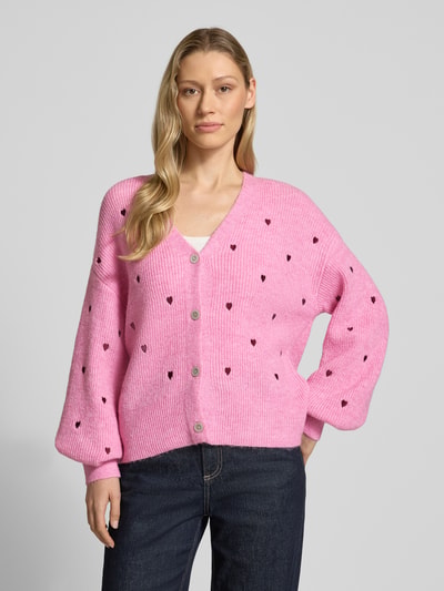 Vrouwenmodel draagt Regular Fit Cardigan met Escorial Woll-Anteil model 'Fleur' van YAS in roze, tricotlook met all-over motiefstitching, V-hals en knoopsluiting, elastische materiaalmix, ruglengte maat S 56 cm, mouwlengte 57 cm, geheel van voren.