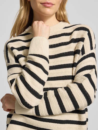 Vero Moda Sweter z dzianiny o kroju comfort fit z czystej bawełny model ‘CALLA’ Złamany biały 3