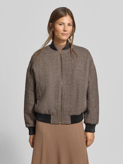 Frauenmodel trägt Bomberjacke mit Baumwoll-Viskose-Anteil von MYON in Braun mit schwarzem Stehkragen, Reißverschluss, elastische Abschlüsse, Regular Fit, Ganzkörperansicht von vorne.