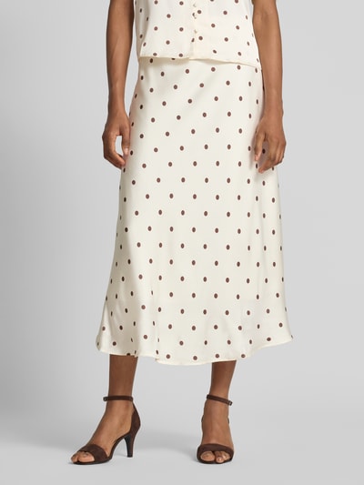Frauenmodel trägt Maxirock aus Satin Modell 'Bovary' von Neo Noir in Creme mit braunen Punkten, leichte A-Linie, Nahaufnahme Unterkörper.