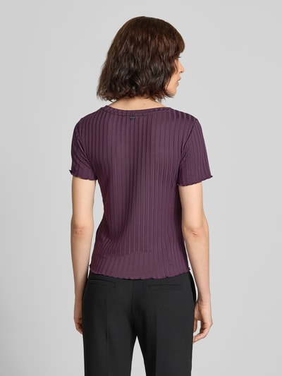 Frauenmodel trägt T-Shirt aus Viskose-Mix mit Muschelsaum von Rich & Royal in Lila mit Strukturmuster, Rückenansicht, Ganzkörperansicht Rückansicht.