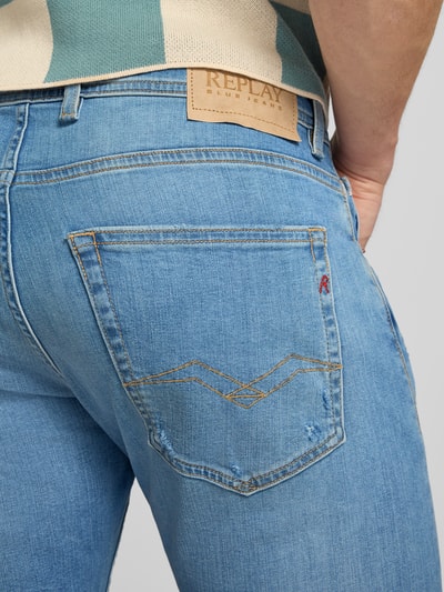 Männermodel trägt Regular Fit Jeans im Used-Look Modell 'Grover' von Replay, Baumwoll-Mix mit Stretch-Anteil, Detailaufnahme Rückansicht. 5-Pocket-Design, Gerader-Schnitt, Knopf-Reißverschluss, Bundweite 43 cm, Innenbeinlänge 80 cm bei Größe 32/32.