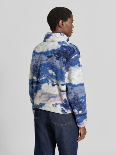 Vrouwenmodel draagt Fleeceshirt met Stehkragen en Label-Patch Model 'Helvetia II' van Columbia in wit-blauw met woltextuur, Ganzkörperansicht Rückansicht. Dames Fleece, straight fit, borstzak met ritssluiting, labelpatch, ruglengte maat S 57 cm, schouderbreedte 48 cm, borstwijdte 54 cm, mouwlengte 59 cm.