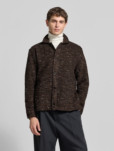 Męski model nosi Relaxed Fit Jacke mit Baumwoll-Anteil od Forét, mieszanka materiałowa, brązowy bouclé, pełna lista guzików, kołnierz wykładany, długość pleców w rozmiarze M: 72 cm, szerokość ramion w rozmiarze M: 50 cm, długość rękawa w rozmiarze M: 66 cm, widok całej sylwetki z przodu.