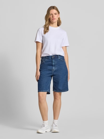 Frauenmodel trägt Regular Fit T-Shirt aus reiner Baumwolle Model 'MONJA' von ONLY, Damen T-Shirt, weiß, glatte Struktur, Ganzkörperansicht von vorne.