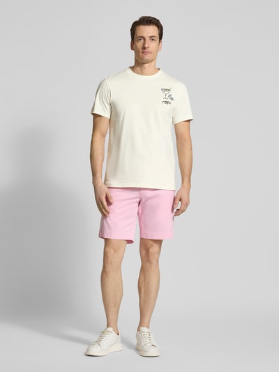 Männermodel trägt T-Shirt mit Motiv und Rundhalsausschnitt von Manuel Ritz, reine Baumwolle, Regular Fit, cremefarben, Ganzkörperansicht von vorne.