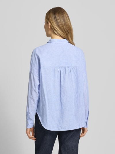 Modelka kobieca nosi Regular Fit Bluse aus Leinen-Baumwoll-Mix Modell 'LUCY' von 0039 Italy, mieszanka lnu i bawełny, krój regular fit, kołnierzyk koszulowy, opuszczone ramiona, długość tyłu w rozmiarze S 67 cm, długość rękawów w rozmiarze S 46 cm, jasnoniebieska, gładka faktura, widok całej sylwetki z tyłu.