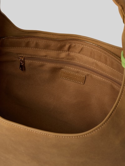 Produktfoto, Shoulder Bag mit Logo-Prägung von Seidenfelt in Braun, Leder-Optik, Hauptfach mit Reißverschluss, glatte Textur, Innenansicht, Breite 39 cm, Länge 17 cm, Tiefe 12 cm, Länge Schulterriemen 75 cm.