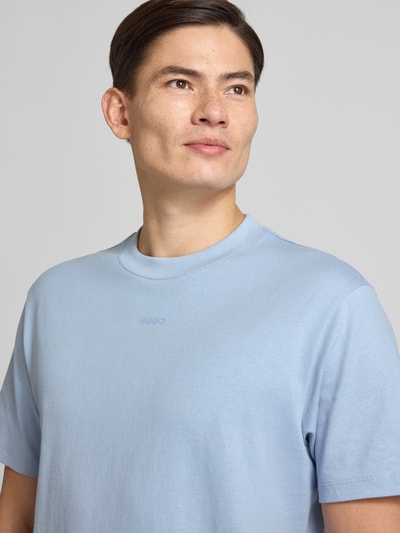 Männermodel trägt Relaxed Fit T-Shirt aus reiner Baumwolle Modell 'DAPOLINO' von HUGO in Hellblau, unifarben, Nahaufnahme Oberkörper.