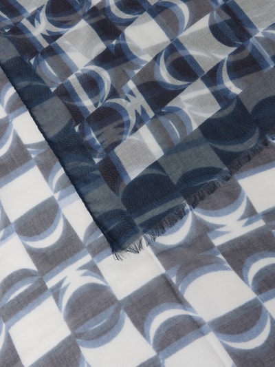 Produktfoto, Schal mit Fransen-Abschlüssen Modell 'Retro' von altea aus Reinem Modal, Rechteckige Passform, geometrisches Retro-Design in Grau, Blau und Weiß, feine Textur, Breite bei Größe 1: 87 cm.