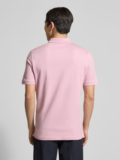 Männermodel trägt Regular Fit Poloshirt mit Logo-Stitching von Fynch-Hatton in zartem Rosa, aus reiner Baumwolle, Ganzkörperansicht Rückansicht.