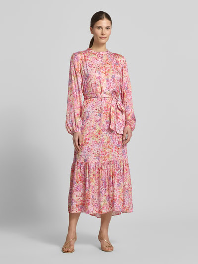 Frauenmodel trägt Midikleid aus Viskose mit Bindegürtel von Rich & Royal, bunte A-Linie mit Allover-Print, Rundhalsausschnitt, Knopfleiste, lange Ärmel, Ganzkörperansicht von vorne.