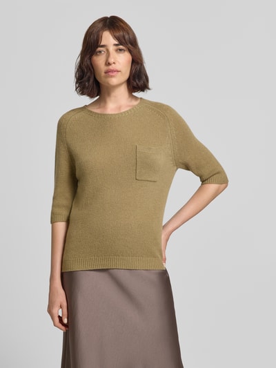 Frauenmodel trägt Slim Fit Oberteil mit Kaschmir-Anteil von Luisa Cerano in Olivgrün, Baumwoll-Mix, Strick-Optik, Brusttasche, Halbarm, Ganzkörperansicht von vorne.