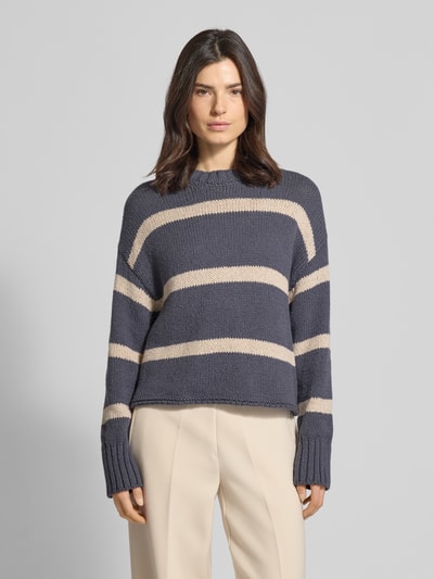 Frauenmodel trägt Regular Fit Strickpullover aus Baumwoll-Mix von Marc O'Polo, Optik: Unifarben, Rundhals, Langarm, Strick, Nahaufnahme Oberkörper.