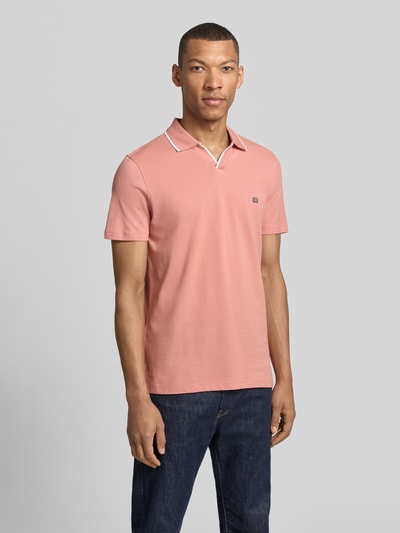 Mannenmodel draagt Modern Fit poloshirt met logo-stitching van Christian Berg Men, puur katoen, polokraag, ruglengte maat M 71 cm, geheellichaamsaanzicht van voren.
