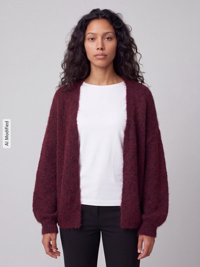 Kobiece modelka nosi bordowy kardigan rozpinany z dodatkiem wełny Regular Fit model 'NELLIE' od ONLY, damski kardigan, całkowity widok z przodu, KI-modifiziertes Bild.