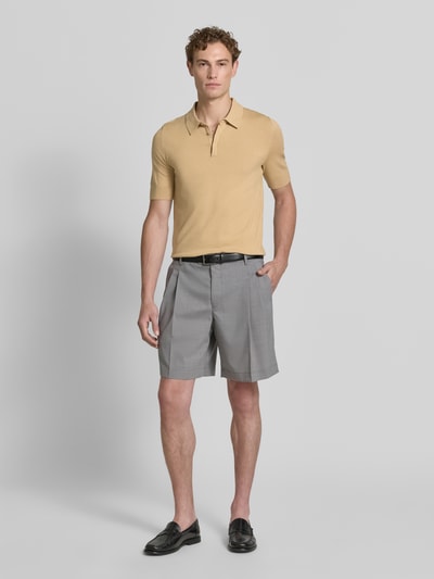 Männermodel trägt Regular Fit Poloshirt aus Viskose-Mix Modell 'SAN PETER' von HUGO in Beige, kombiniert mit grauen Shorts; Ganzkörperansicht von vorne. Herren Poloshirt.