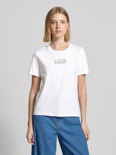 Kobiece model prezentuje damski t-shirt z mieszanki bawełny i modalu od comma, krój regular fit, hafty, nadruk z napisem, okrągły dekolt, długość tyłu w rozmiarze 36: 49 cm, widok całej sylwetki z przodu.