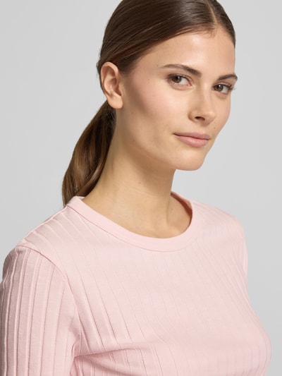 Frauenmodel trägt T-Shirt in Ripp-Optik Modell 'Savka' von OPUS in zartem Rosa mit Rundhalsausschnitt, Nahaufnahme Oberkörper, Material mit Stretch, Slim Fit.