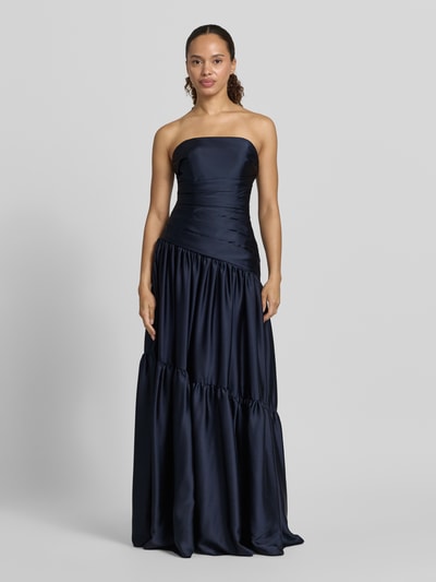 Frauenmodel trägt Abendkleid im Stufen-Look von Luxuar in Dunkelblau, Taillierte Passform, Maxikleid, Ärmelloses-Design, Rückenlänge 125 cm, Brustweite 34 cm, Reißverschluss auf der Rückseite, Ganzkörperansicht von vorne.