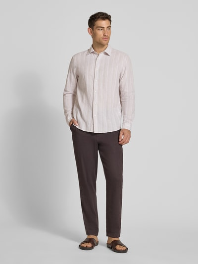 Männermodel trägt Regular Fit Freizeithemd aus Leinen-Baumwoll-Mix mit Kentkragen von MCNEAL, Streifenmuster, Ganzkörperansicht von vorne.