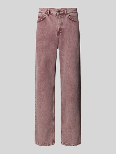 Produktfoto, Loose Fit Jeans im 5-Pocket-Design Modell 'Roy' von Les Deux in verwaschenem Rosa, gerade geschnitten, reine Baumwolle, strukturierte Oberfläche, Knopf- und Reißverschluss, neutrale Studioaufnahme vor hellem Hintergrund.