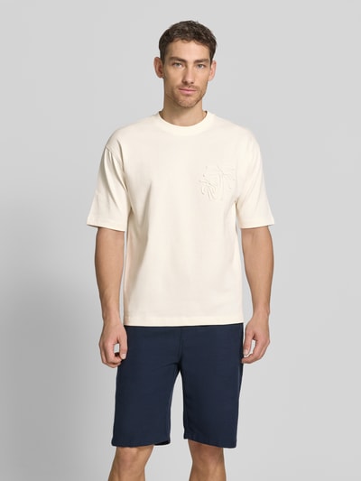 Männermodel trägt T-Shirt aus Bio-Baumwolle mit Stitching von JAKE*S STUDIO MEN in Creme, Regular-Fit, Rundhalsausschnitt, Ganzkörperansicht von vorne.