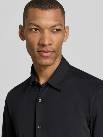 Männermodel trägt Slim Fit Freizeithemd mit Kentkragen Modell 'P-ROAN' von BOSS, Optik: Unifarben, Nahaufnahme Oberkörper.