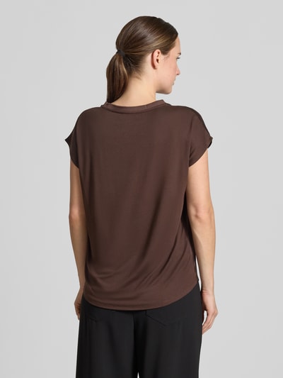 Frauenmodel trägt Regular Fit T-Shirt aus Viskose mit Stretch-Anteil von MORE & MORE, braun, Satin-Optik, Rückenansicht, Ganzkörperansicht Rückansicht.
