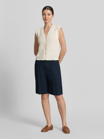 Frauenmodel trägt Leinenshorts mit Eingrifftaschen von Christian Berg Woman, Reines Leinen, Regular-Fit, dunkelblau, Bügelfalten, Ganzkörperansicht von vorne.