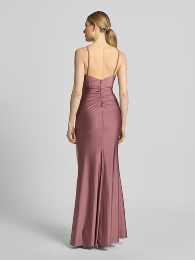 Frauenmodel trägt Abendkleid mit seitlichem Gehschlitz und Wasserfall-Ausschnitt von Mascara aus Satin in Altrosa, Maxikleid, Rückenansicht. Körpernaher-Schnitt, Spaghettiträger, Rückseite mit Haken- und Reißverschluss, Rückenlänge 125 cm, Brustweite 40 cm.