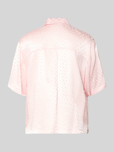 Frauenmodel trägt Regular Fit Pyjama-Oberteil aus reiner Viskose von BOSS in Optik: Unifarben, Satin, Ganzkörperansicht Rückansicht.