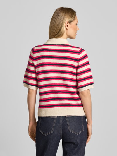 Frauenmodel trägt Regular Fit Strickpullover mit Woll-Anteil Modell 'CANNA' von Vero Moda in mehrfarbig gestreifter Optik, Material-Mix, Ganzkörperansicht Rückansicht.