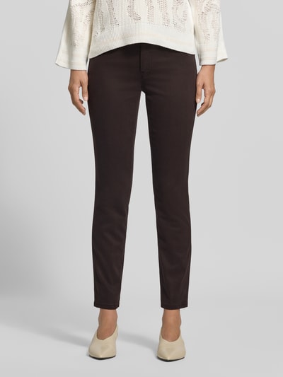 Frauenmodel trägt Slim Fit Jeans mit Lyocell-Anteil von Marc Cain in dunklem Braun, 5-Pocket-Design, 7/8-Länge, Nahaufnahme Oberkörper bis Knöchel, elastischer Material-Mix, Knopf- und Reißverschluss, Bundweite und Innenbeinlänge laut Größe 36