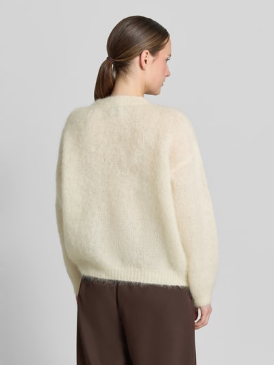 Frauenmodel trägt Loose Fit Strickjacke aus Mohair-Mix Modell 'AMANDA' von VILLA SOPHIE, Optik: Unifarben, Ganzkörperansicht Rückansicht.