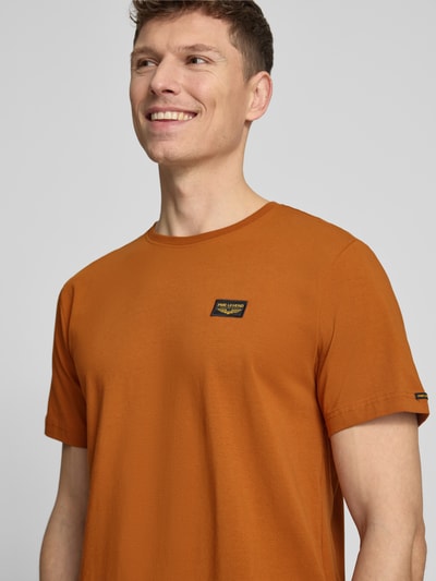 Männermodel trägt T-Shirt mit Label-Details und Rundhalsausschnitt von PME Legend, Baumwoll-Elasthan-Mix, Regular-Fit, Nahaufnahme Oberkörper.