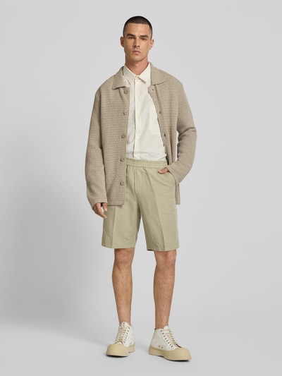 Männermodel trägt Straight Fit Shorts aus linnenmix van Filippa K, heren short met persplooien, gulp, achterzak, elastische band, ganzkörperansicht von vorne.