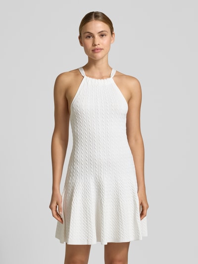 Frauenmodel trägt Tailliertes Strickkleid aus Viskose-Mix von Polo Ralph Lauren in Weiß mit Zopfmuster, Strickoptik und Collierkragen, Nahaufnahme Oberkörper.