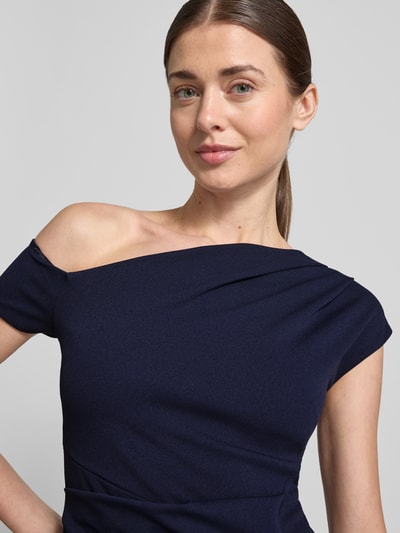 Vrouwenmodel draagt Slim Fit jurk in asymmetrisch design van Lipsy, elastische materiaalmix, plooien, one-shoulder design, detailopname bovenlichaam.