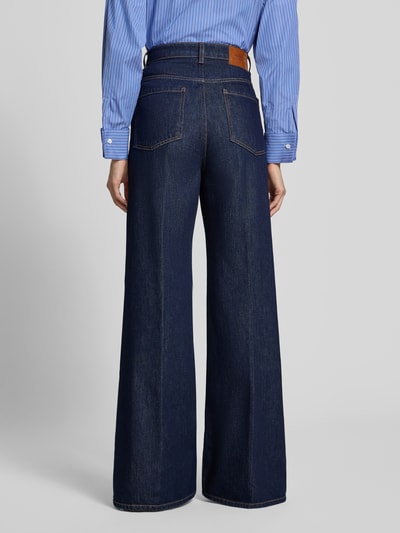 Frauenmodel trägt Wide Leg Jeans aus reiner Baumwolle Modell 'SPORT' von Max Mara, dunkelblaue Struktur, Ganzkörperansicht Rückansicht, Damen Wide & Loose Fit Jeans von Weekend Max Mara.