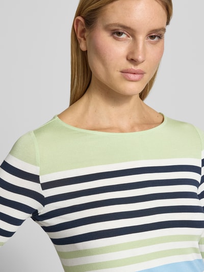 Kobiece modelka nosi T-Shirt aus Viskose-Elasthan-Mix mit 3/4-Arm von Betty Barclay, damski t-shirt, krój slim fit, okrągły dekolt, rękaw o dł. 3/4, długość tyłu w rozmiarze 36: 57 cm, paski w pastelowych odcieniach i granatowo-białe pasy, gładka tekstura, zbliżenie na górną część ciała, Nahaufnahme Oberkörper.