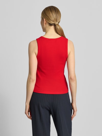 Frauenmodel trägt Slim Fit Top aus Baumwoll-Mix Modell 'CHLOE' von Vero Moda in Rot, Optik: Unifarben, Materialverarbeitung: Feinripp, Ganzkörperansicht Rückansicht.