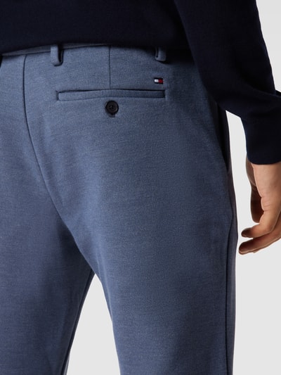 Tommy Hilfiger Spodnie o kroju slim fit z detalem z logo model ‘BLEECKER’ Granatowy 3