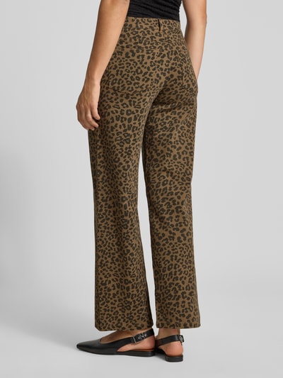 Frauenmodel trägt High Waist Weite Hose aus Baumwoll-Mix Modell 'MADISON' von ONLY im Leo-Muster, Damen Weite Hose von ONLY, Ganzkörperansicht Rückansicht.