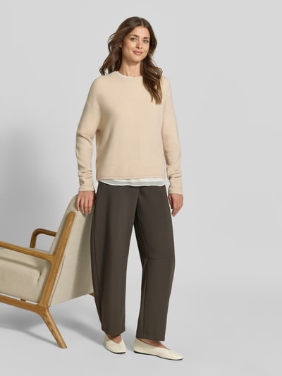 Frauenmodel trägt Barrel Leg Hose mit Viskose-Anteil von CAMBIO in Braun, unifarben, Webware, Gürtelschlaufen, Ganzkörperansicht von vorne.