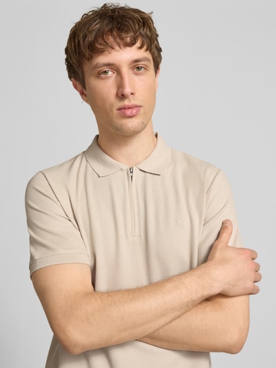Mannenmodel draagt Regular Fit Poloshirt met rits Model 'AUSTIN' van Jack & Jones, katoenmix, structuurpatroon, nahaufnahme bovenlichaam.