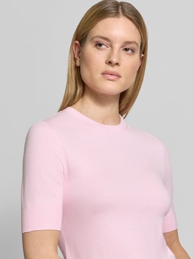 Kobiece modelka nosi Slim Fit T-Shirt aus Viskose-Mix von s.Oliver RED LABEL w jasnoróżowym kolorze, imitacja dzianiny, krótki rękaw, okrągły dekolt, aplikacja z metką, drobny splot, mieszanka wiskozy, zbliżenie na górną część ciała