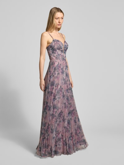 Vrouwenmodel draagt Regular Fit Abendkleid met bloemen allover-print van Laona, plissélook, diepe V-hals, spaghetti-bandjes, volledige lichaamsaanzicht van voren.